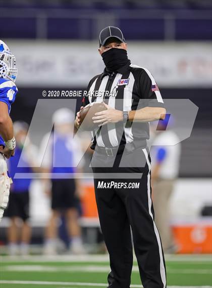 Thumbnail 1 in Windthorst vs. Mart (UIL 2A Division 1 State Final) photogallery.