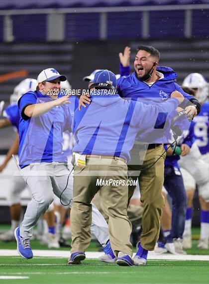 Thumbnail 3 in Windthorst vs. Mart (UIL 2A Division 1 State Final) photogallery.