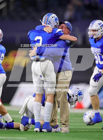 Thumbnail 3 in Windthorst vs. Mart (UIL 2A Division 1 State Final) photogallery.