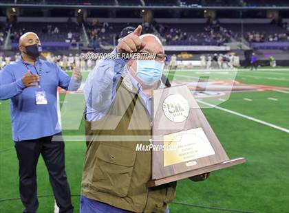 Thumbnail 3 in Windthorst vs. Mart (UIL 2A Division 1 State Final) photogallery.