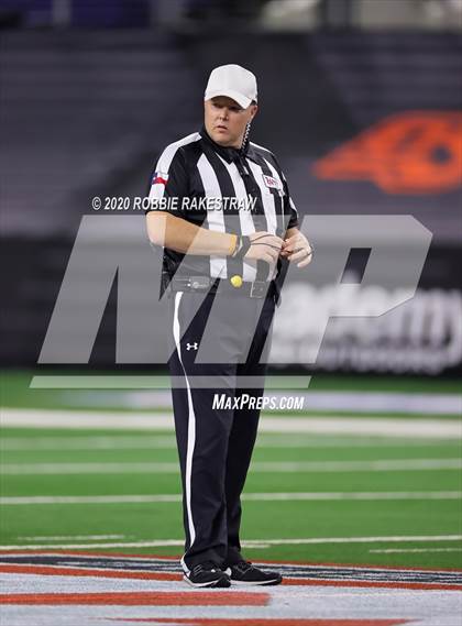 Thumbnail 1 in Windthorst vs. Mart (UIL 2A Division 1 State Final) photogallery.