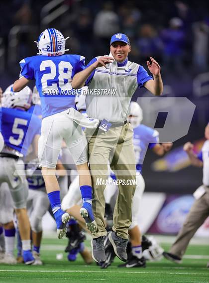 Thumbnail 1 in Windthorst vs. Mart (UIL 2A Division 1 State Final) photogallery.