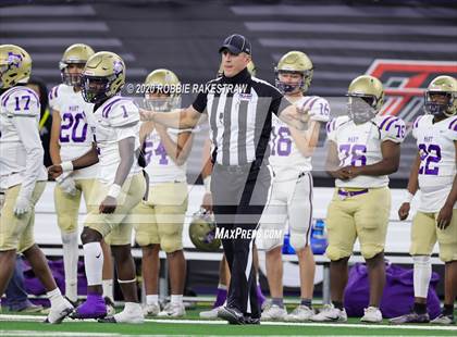 Thumbnail 1 in Windthorst vs. Mart (UIL 2A Division 1 State Final) photogallery.