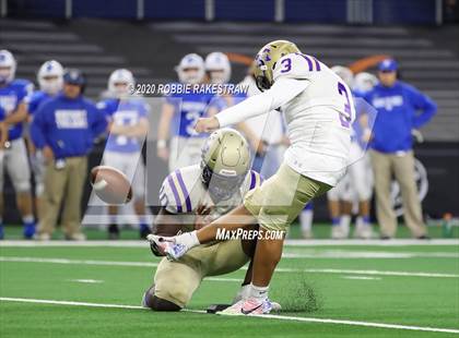 Thumbnail 3 in Windthorst vs. Mart (UIL 2A Division 1 State Final) photogallery.