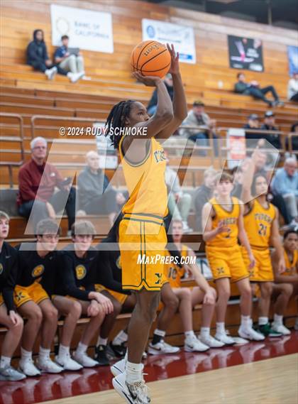 Thumbnail 2 in Georgetown Prep vs. St. Xavier (Torrey Pines Holiday Classic) photogallery.