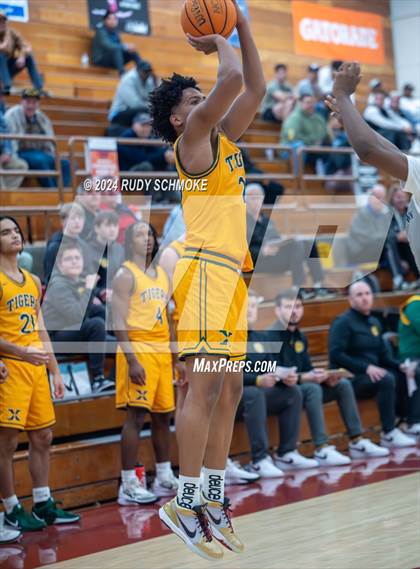 Thumbnail 3 in Georgetown Prep vs. St. Xavier (Torrey Pines Holiday Classic) photogallery.