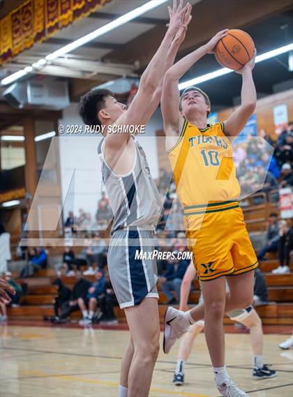 Thumbnail 3 in Georgetown Prep vs. St. Xavier (Torrey Pines Holiday Classic) photogallery.