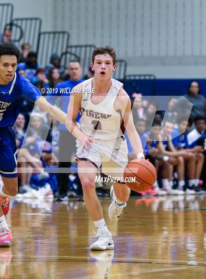 Thumbnail 3 in Middletown vs. Kingston (Section 9 Class AA Championship) photogallery.