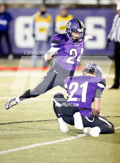 Thumbnail 3 in Fayetteville vs. Conway (AAA 7A Quarterfinal) photogallery.