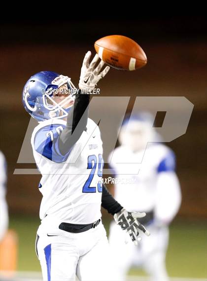 Thumbnail 2 in Fayetteville vs. Conway (AAA 7A Quarterfinal) photogallery.