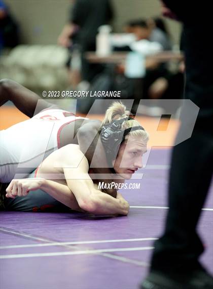 Thumbnail 2 in UIL 6A Region 1 Championships photogallery.