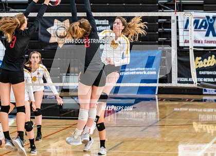 Thumbnail 2 in Aragon vs. Mountain View (CIF-CCS Div II Girls Volleyball Championship) photogallery.