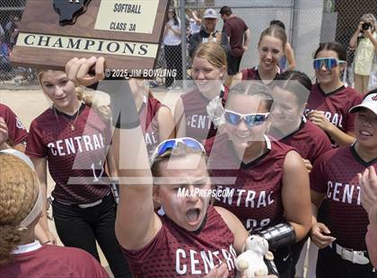 Thumbnail 2 in Mahomet-Seymour vs. Champaign Central (IHSA 3A Regional Final) photogallery.