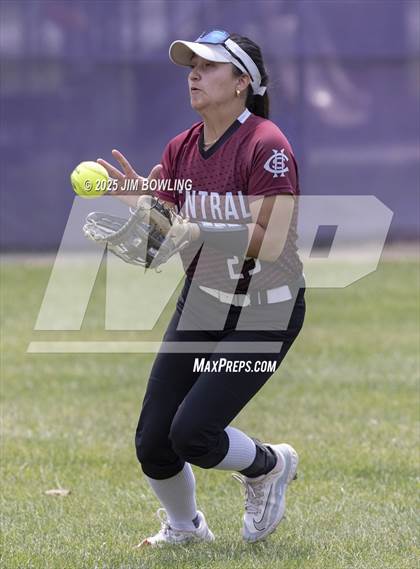 Thumbnail 2 in Mahomet-Seymour vs. Champaign Central (IHSA 3A Regional Final) photogallery.