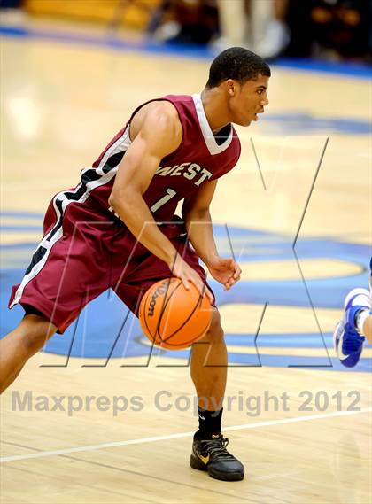 Thumbnail 3 in Rocklin vs. Weston Ranch (Rocklin Holiday Classic) photogallery.