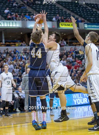 Thumbnail 2 in Marquette Catholic vs. Barr-Reeve (IHSAA 1A Final) photogallery.