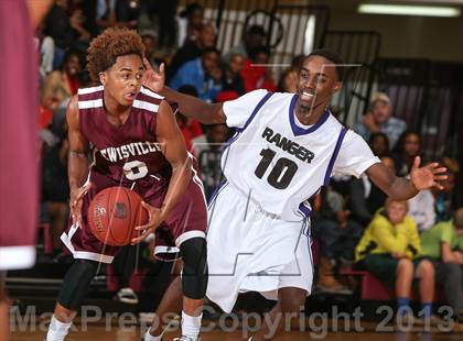 Thumbnail 3 in Lewisville vs. Ranger (Fantasy of Lights Tournament) photogallery.