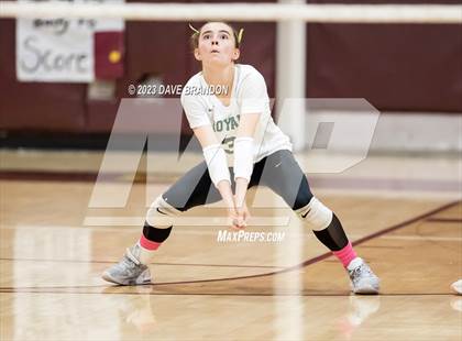 Thumbnail 3 in Royal @ Simi Valley photogallery.