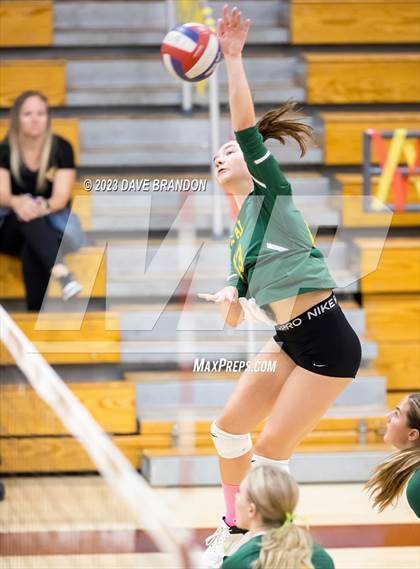 Thumbnail 2 in Royal @ Simi Valley photogallery.