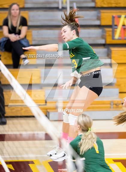 Thumbnail 3 in Royal @ Simi Valley photogallery.