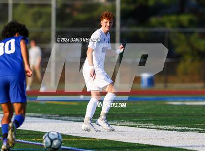 Thumbnail 2 in Hall vs. Darien (CIAC Class LL Round 1) photogallery.