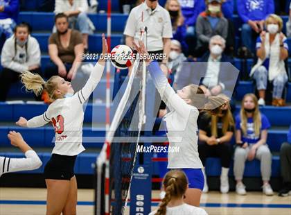 Thumbnail 2 in Castle View vs Broomfield (CHSAA 5A Region 7) photogallery.