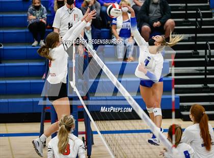 Thumbnail 2 in Castle View vs Broomfield (CHSAA 5A Region 7) photogallery.