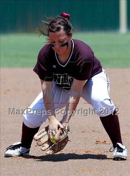 Thumbnail 2 in Wakeland vs. Ennis (Class 4A Region II Semifinal) photogallery.
