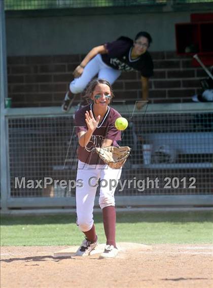 Thumbnail 1 in Wakeland vs. Ennis (Class 4A Region II Semifinal) photogallery.