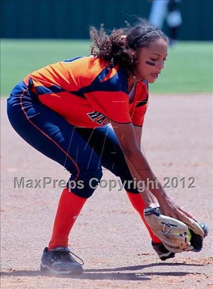 Thumbnail 3 in Wakeland vs. Ennis (Class 4A Region II Semifinal) photogallery.