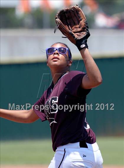Thumbnail 3 in Wakeland vs. Ennis (Class 4A Region II Semifinal) photogallery.
