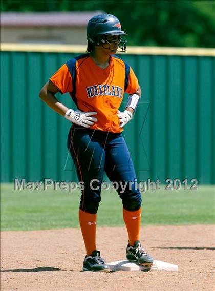 Thumbnail 2 in Wakeland vs. Ennis (Class 4A Region II Semifinal) photogallery.