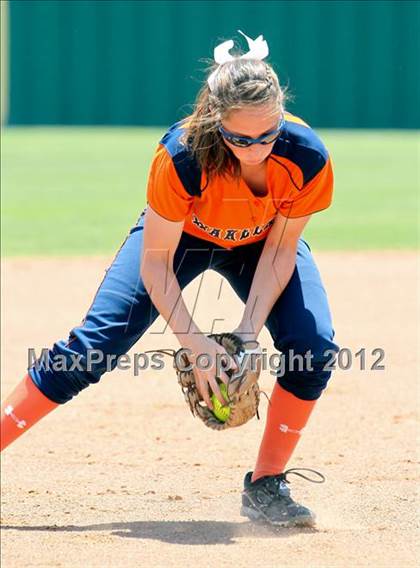 Thumbnail 1 in Wakeland vs. Ennis (Class 4A Region II Semifinal) photogallery.
