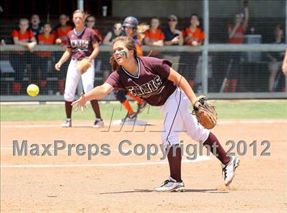 Thumbnail 2 in Wakeland vs. Ennis (Class 4A Region II Semifinal) photogallery.