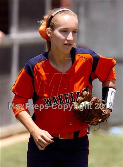 Thumbnail 2 in Wakeland vs. Ennis (Class 4A Region II Semifinal) photogallery.