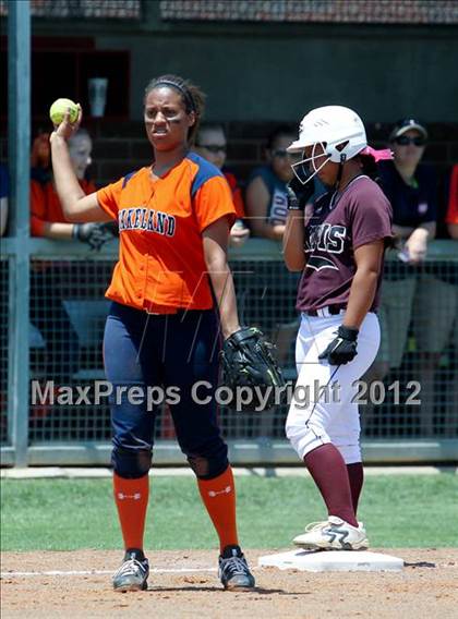 Thumbnail 1 in Wakeland vs. Ennis (Class 4A Region II Semifinal) photogallery.