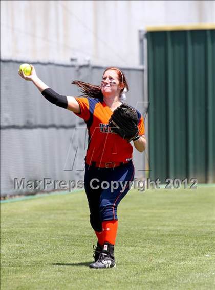 Thumbnail 2 in Wakeland vs. Ennis (Class 4A Region II Semifinal) photogallery.