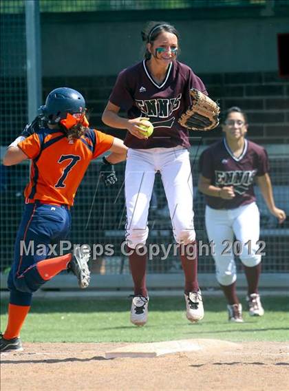 Thumbnail 2 in Wakeland vs. Ennis (Class 4A Region II Semifinal) photogallery.