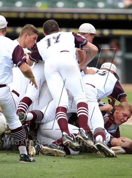 Thumbnail 1 in Hallettsville vs. Hughes Springs (UIL 2A Final) photogallery.