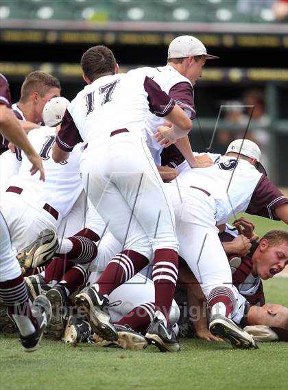 Thumbnail 3 in Hallettsville vs. Hughes Springs (UIL 2A Final) photogallery.