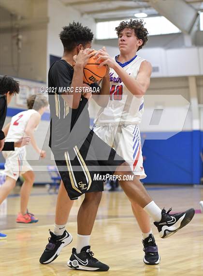 Thumbnail 3 in JV: Northside Christian @ St. Petersburg Catholic photogallery.