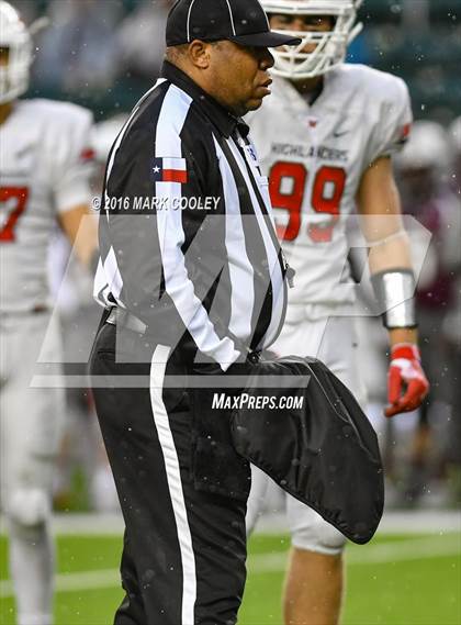 Thumbnail 1 in Round Rock vs. The Woodlands (UIL 6A Quarterfinal) photogallery.