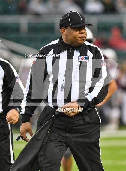 Thumbnail 2 in Round Rock vs. The Woodlands (UIL 6A Quarterfinal) photogallery.