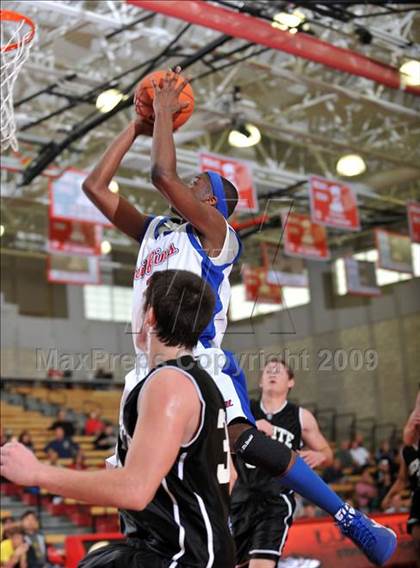 Thumbnail 3 in Los Alamitos vs. Servite (Nike Extravaganza) photogallery.