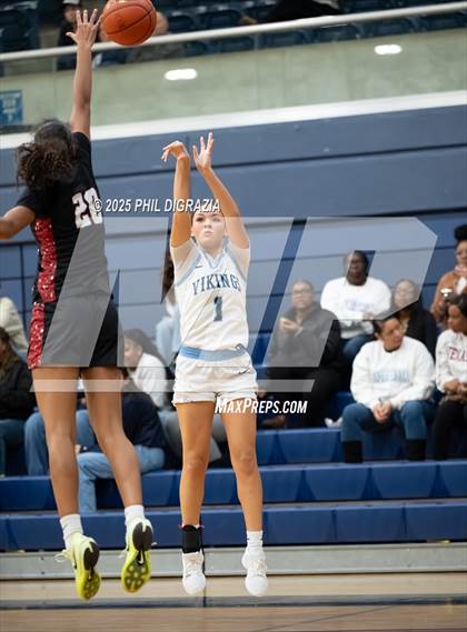 Thumbnail 2 in Weiss @ Bryan photogallery.