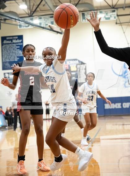 Thumbnail 2 in Weiss @ Bryan photogallery.