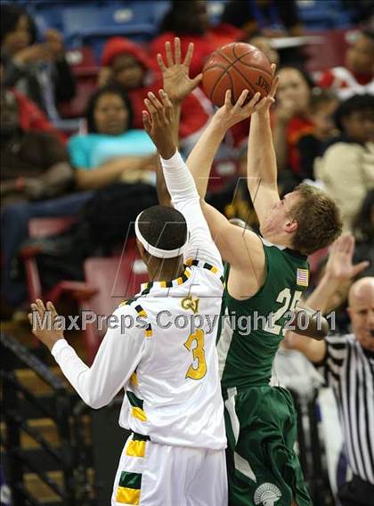 Thumbnail 2 in Castro Valley vs. De La Salle (CIF NorCal D1 Regional Final) photogallery.
