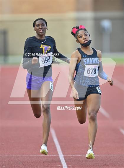 Thumbnail 3 in UIL Track & Field 6A Region 3 Regional Final Preliminaries (200 Meter) photogallery.