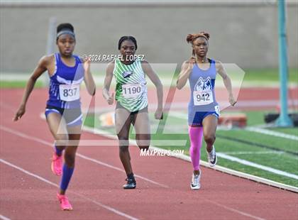 Thumbnail 2 in UIL Track & Field 6A Region 3 Regional Final Preliminaries (200 Meter) photogallery.