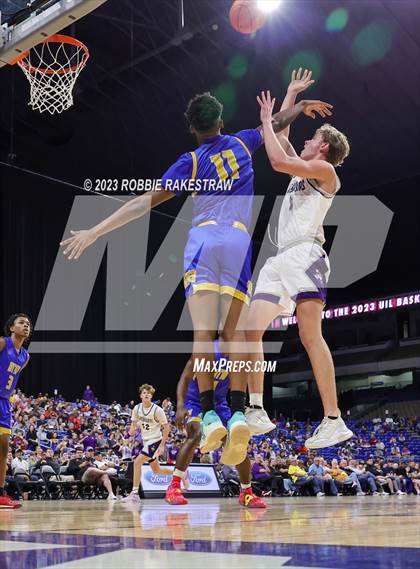 Thumbnail 1 in Boerne vs. Washington (UIL 4A Basketball State Semifinal) photogallery.